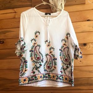 Blouse with embroidery sleeves with ruffles